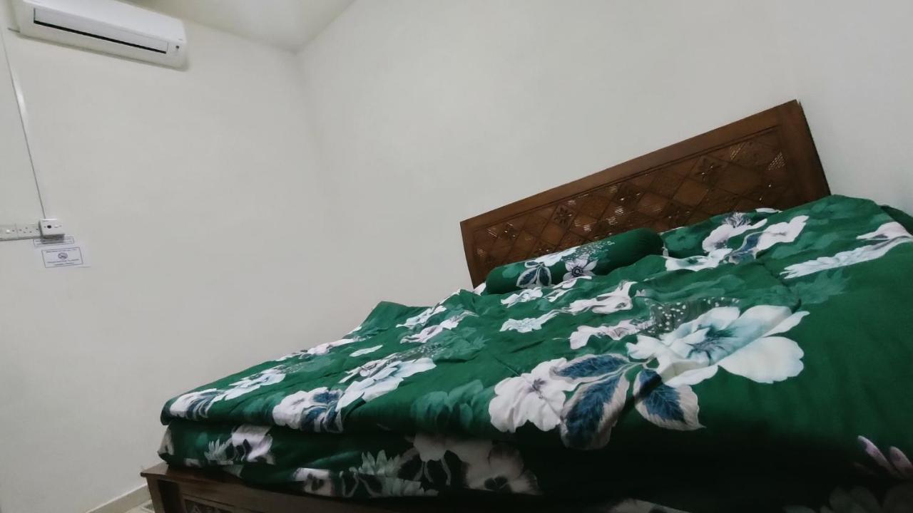 Zulaikha'S Homestay Ulu Tiram Johor Bahru Exteriör bild