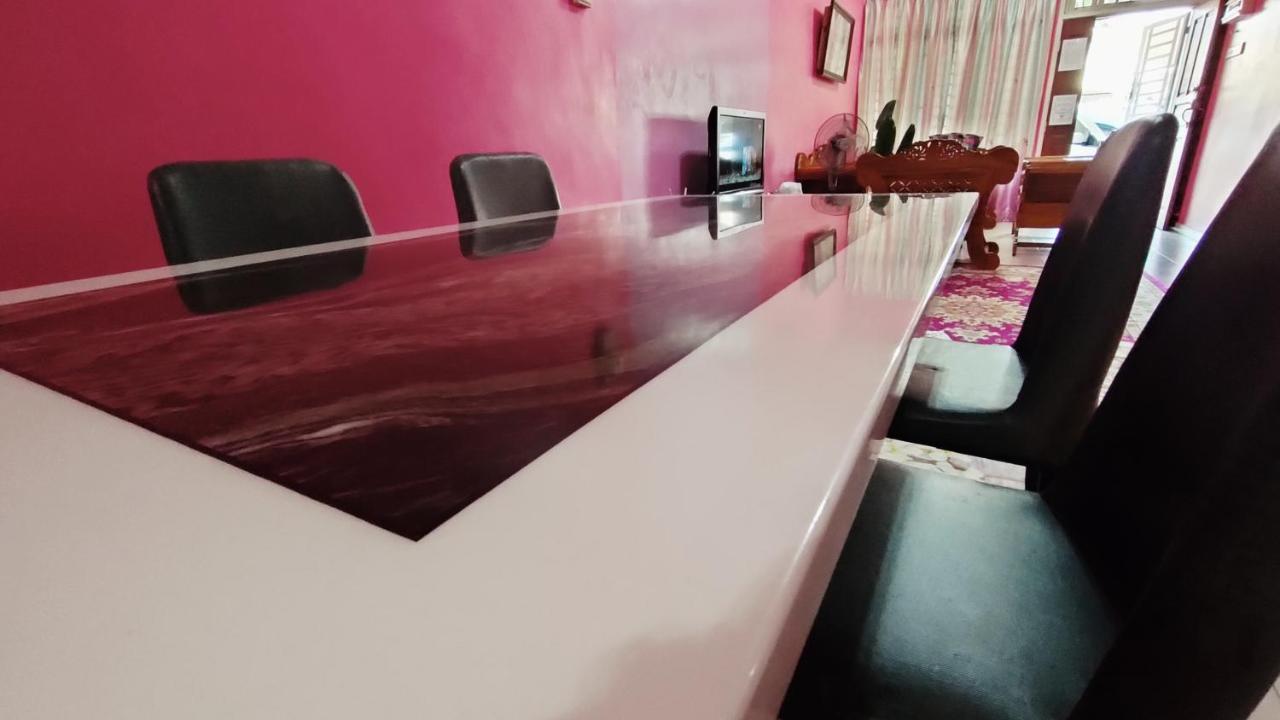 Zulaikha'S Homestay Ulu Tiram Johor Bahru Exteriör bild